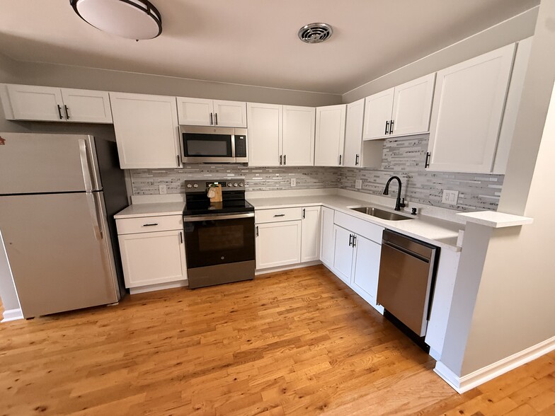 Building Photo - Plum Grove