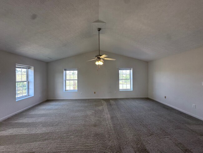 Building Photo - 4 Rose Garden Ln