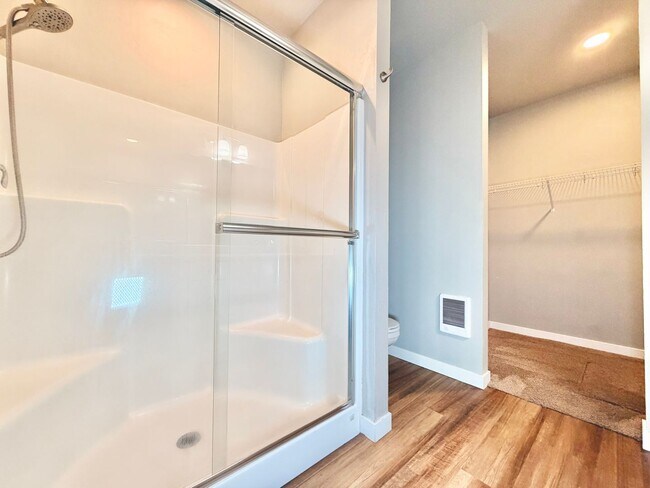 Building Photo - GORGEOUS LA PINE HOME! LARGE FENCED YRD, PELLET STOVE, UPGRADED KITCHEN & MORE!!