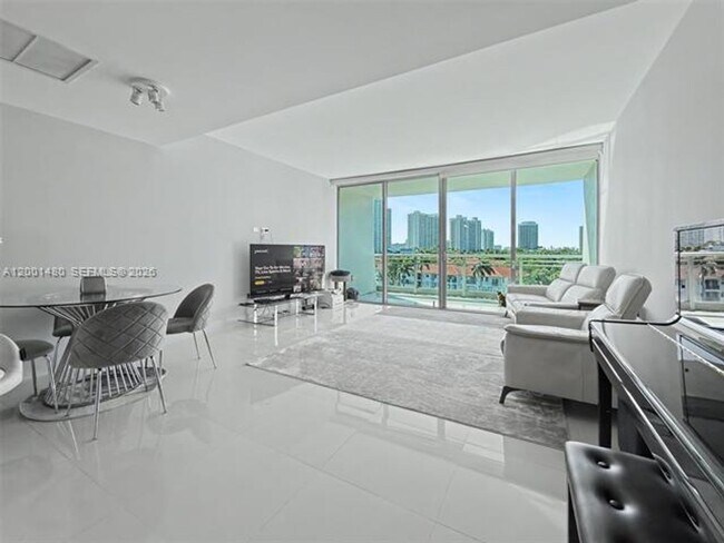 Building Photo - 2950 NE 188th St