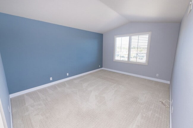Building Photo - Beautiful 2 bed 2.5 bath condo available n...