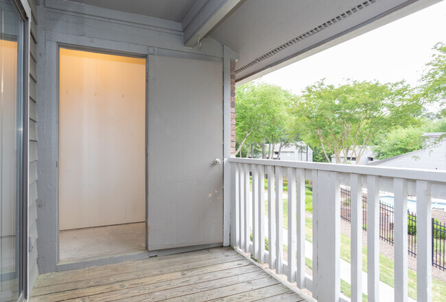 1BR, 1BA - 625sf 11A- Balcony - Lynn Lake