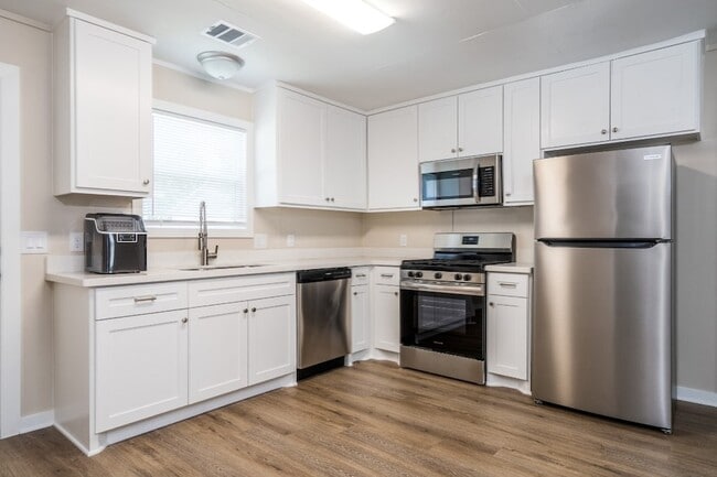 Building Photo - 605 Hospital St