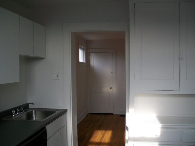 Building Photo - Available May 1, 2026. FLEXIBLE LEASE TERM!  Lease can end April 28, 2027, May 29, 2027 or June 2...