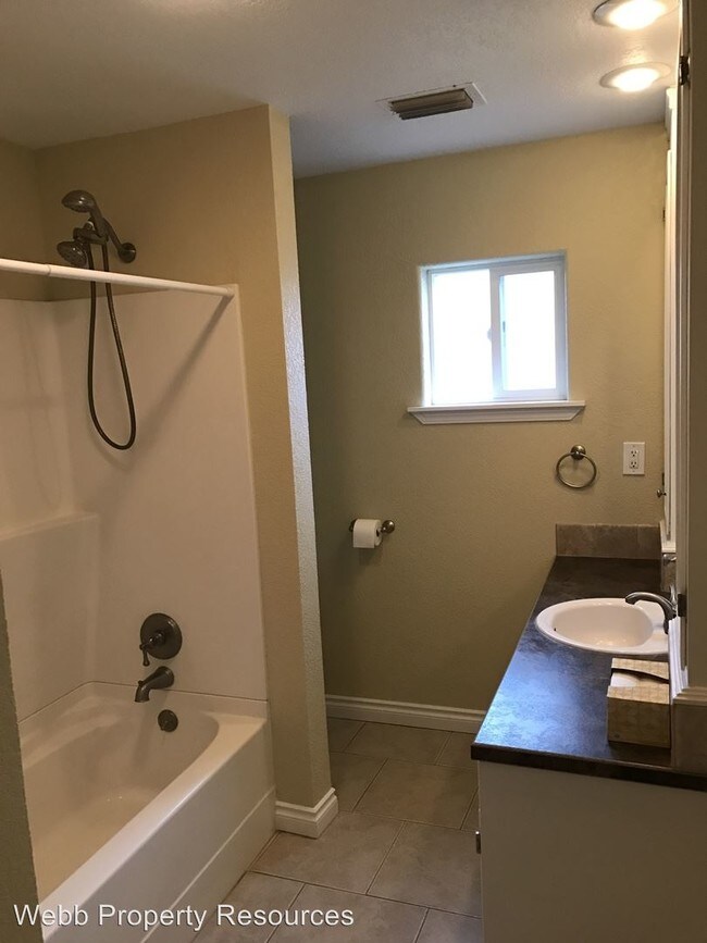 Building Photo - 115 SE 12th Ave