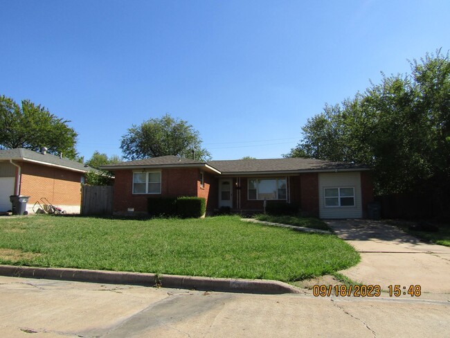 Primary Photo - Very nice 4 bedroom home located in the He...