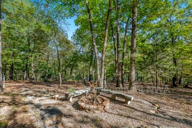 Building Photo - 8984 Falls Hollow Rd