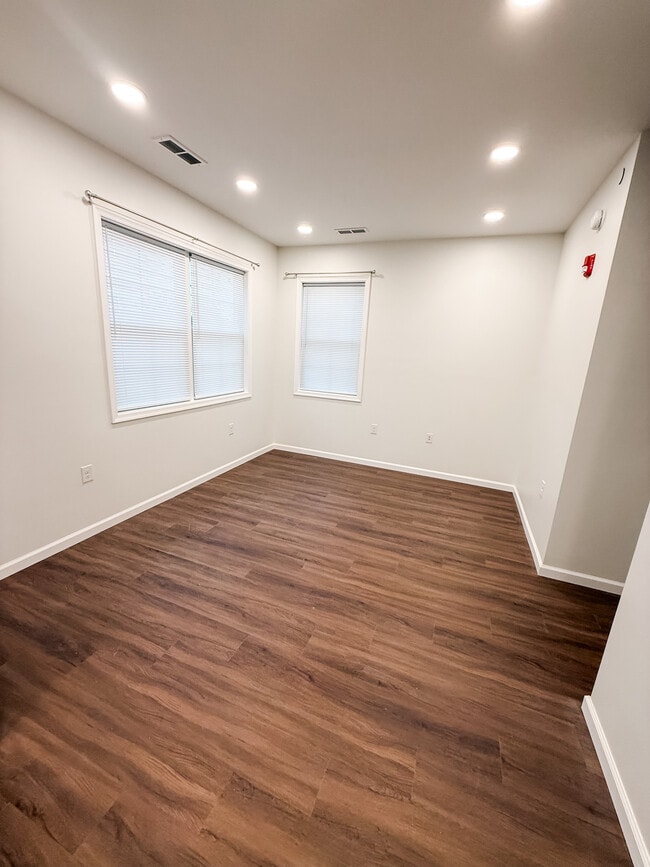 Building Photo - Daly Gardens #43