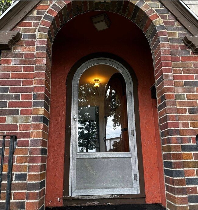 Building Photo - 9 Hickory St