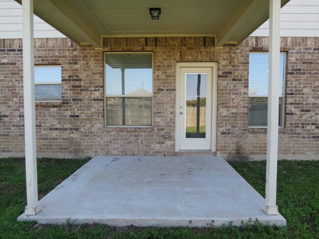 Building Photo - "Spacious 4-Bedroom Killeen Gem with Elega...