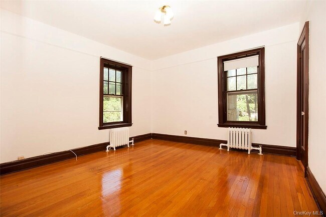 Building Photo - 568 W 261st St