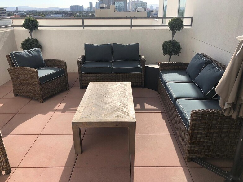 Large Patio Terrace - 150 Las Vegas Blvd N