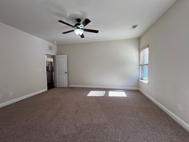 Building Photo - 5 bedroom 3 1/2 bathroom home