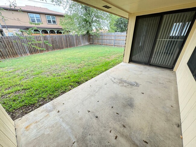 Building Photo - 3802 Hereford Ln