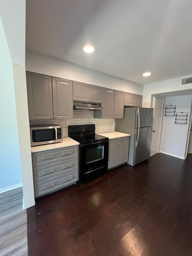Building Photo - 3 Bedroom Condo Available Now