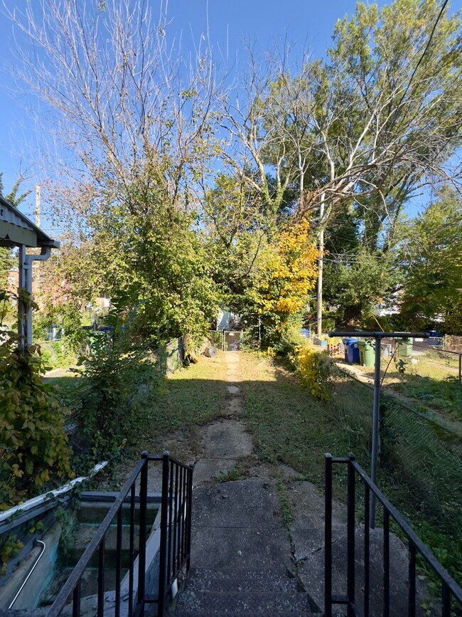 Building Photo - Charming 2 Bedroom/1 Bathroom Townhome in ...