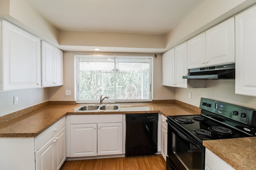 Building Photo - 323 SE 47th St