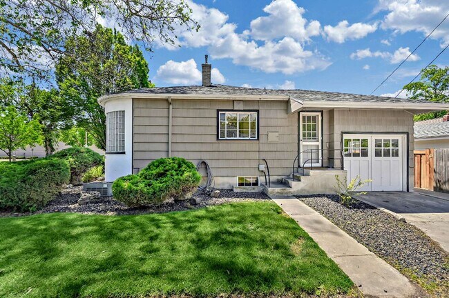 Building Photo - 1 Bedroom, 1 Shared Bath, Common Area Shar...