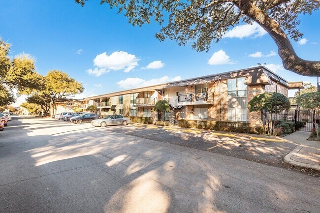 Building Photo - 10248 Regal Oaks Dr