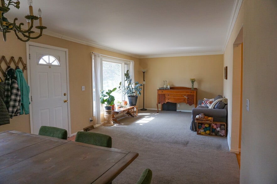 Additional living room and dining room - 4060 Victoria St N