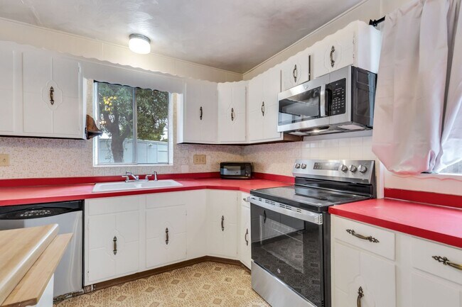 Building Photo - Boulder Ranch Style Home Available Now