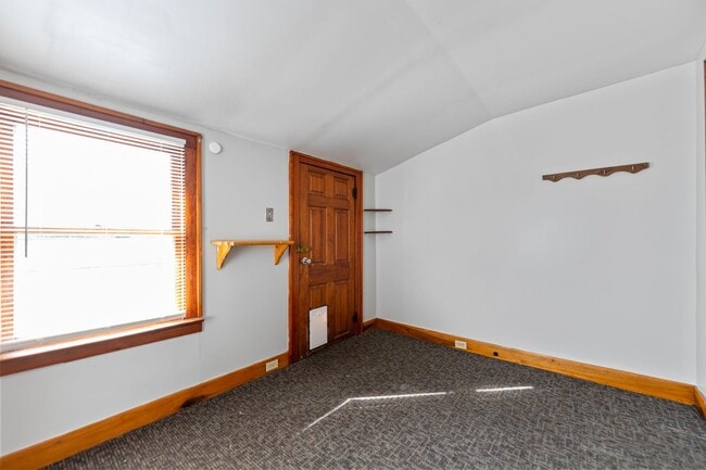 Building Photo - Charming 2-Bedroom Home with Fenced Yard –...