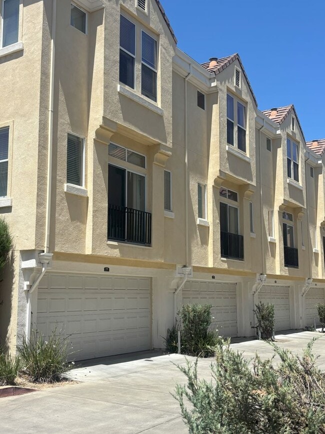 Building Photo - 3 Bedroom 2.5 Home in Whisman Station clos...