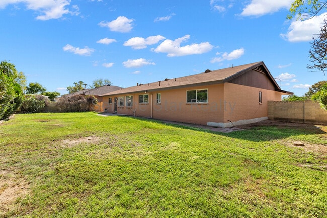 Building Photo - 4938 E Earll Dr
