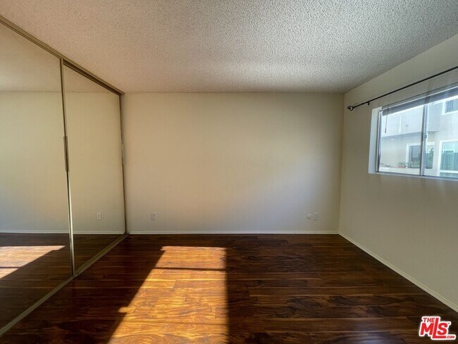 Building Photo - 5330 Zelzah Ave