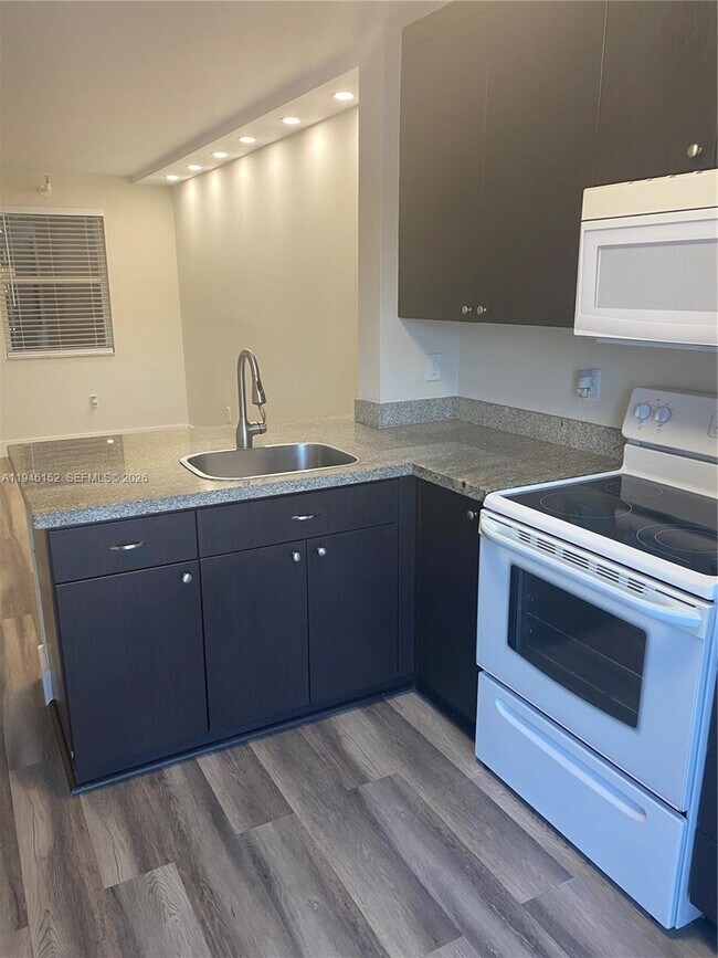 Building Photo - 2575 SW 27th Ave