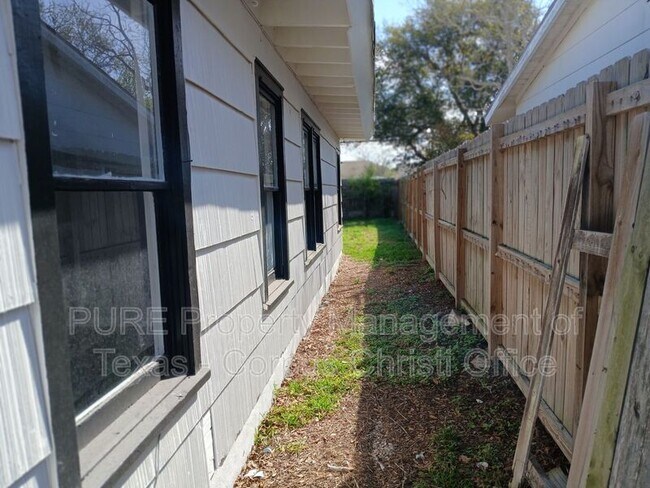 Building Photo - 1506 Crosby St