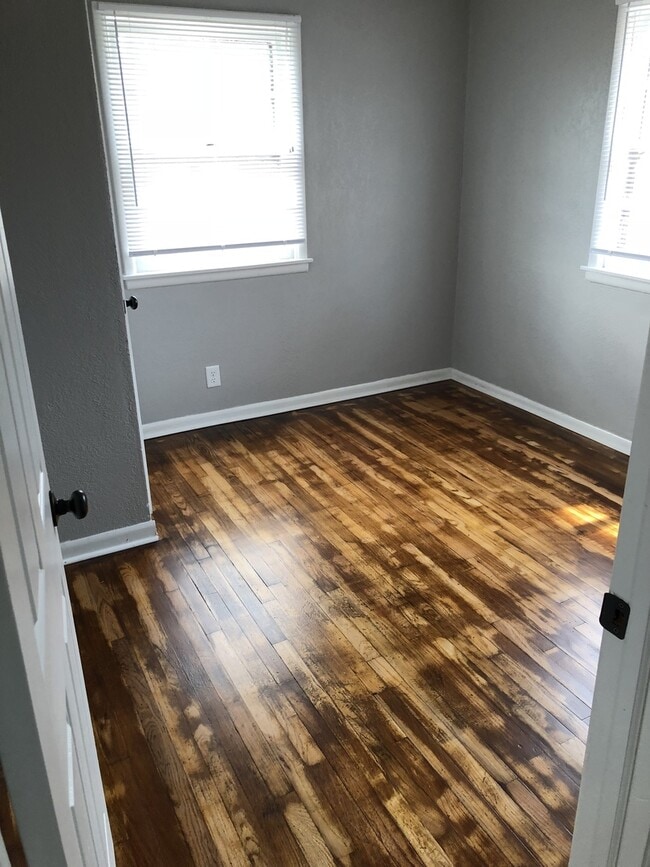 Building Photo - ***Coming available in April - showings start April 6th***