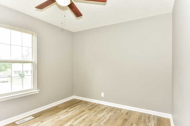 Building Photo - Nice Bedroom in Clarksville!
