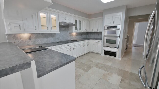 Building Photo - 8003 Oakwood Forest Dr
