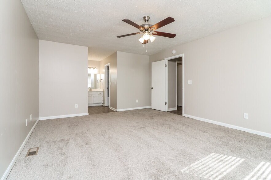 Building Photo - 700 Gregory Manor Dr SW