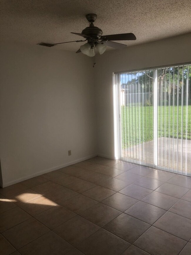 Building Photo - RENTAL HOME  IN THE FLORESTA AREA 2 BEDROOM 2 BATH SINGLE CAR GARAGE