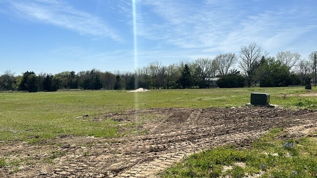 Building Photo - Peaceful country living with great access ...