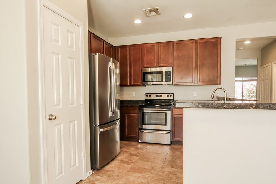 Building Photo - 7907 S 50th Ln