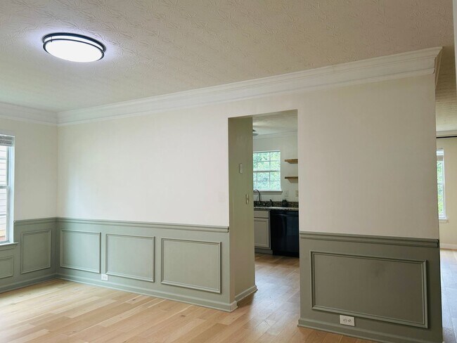 Building Photo - Beautiful 4 bedroom, 2.5 bathroom home in ...
