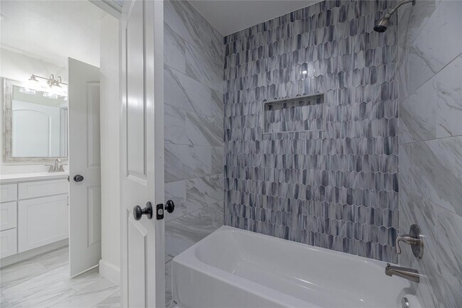 Building Photo - 3123 Baywood Park Dr