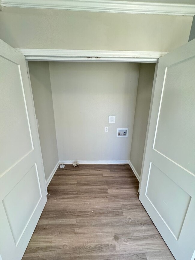 Building Photo - 2Bd/1Ba Fully Renovated 2024 House with Fe...