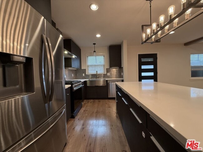 Building Photo - 5757 Vesper Ave