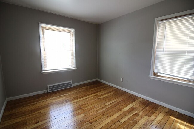 Building Photo - Bungalow Home in Wayne