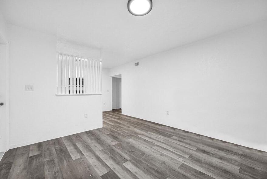 Building Photo - 2435 Plunkett St