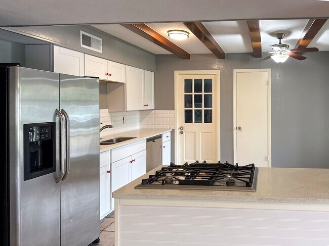 Building Photo - 3 Bedroom / 2 Bath / 2 Car Garage w/ a POOL!