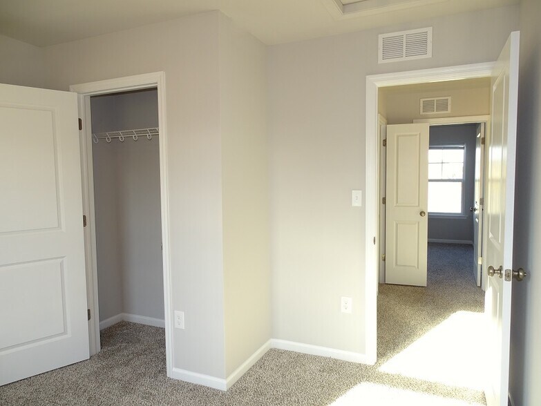 Building Photo - 21 Cobblestone Ct