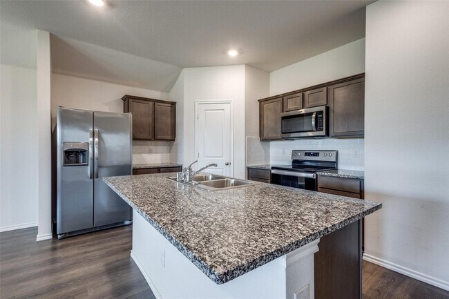 Building Photo - 808 Saddle Horn Way
