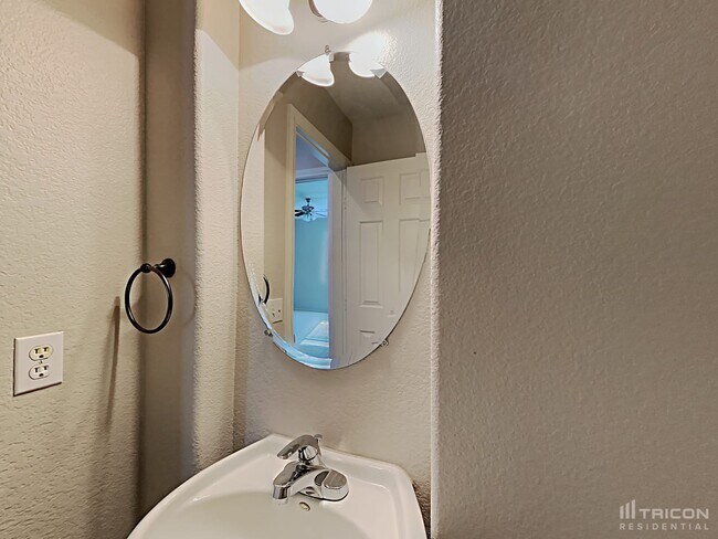 Building Photo - 708 E Riding Crop Ave