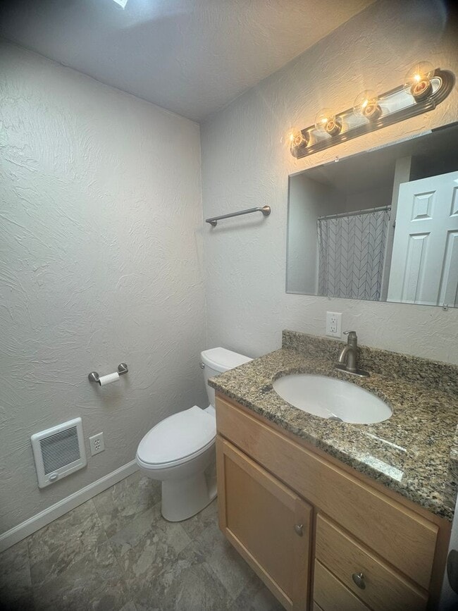 Building Photo - Great 3-Bedroom, 2-Bath Ranch Style Home w...