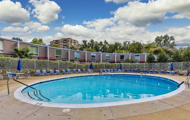 Building Photo - Affordable (utils included!) Luxury Living...
